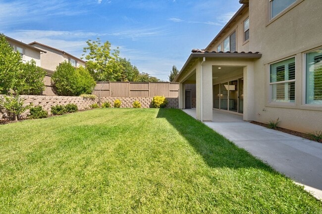 Building Photo - Luxury 5 Bedroom Home in Serrano – Spaciou...