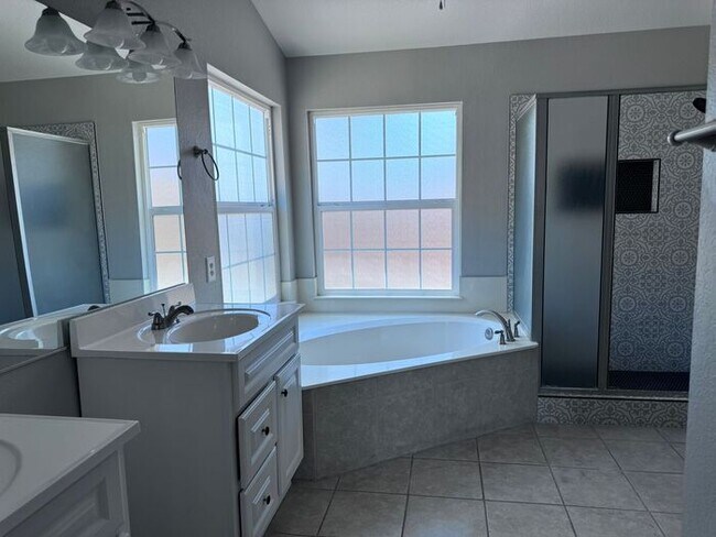 Building Photo - Adorable single floor 4 bedrooms,2 bathroo...