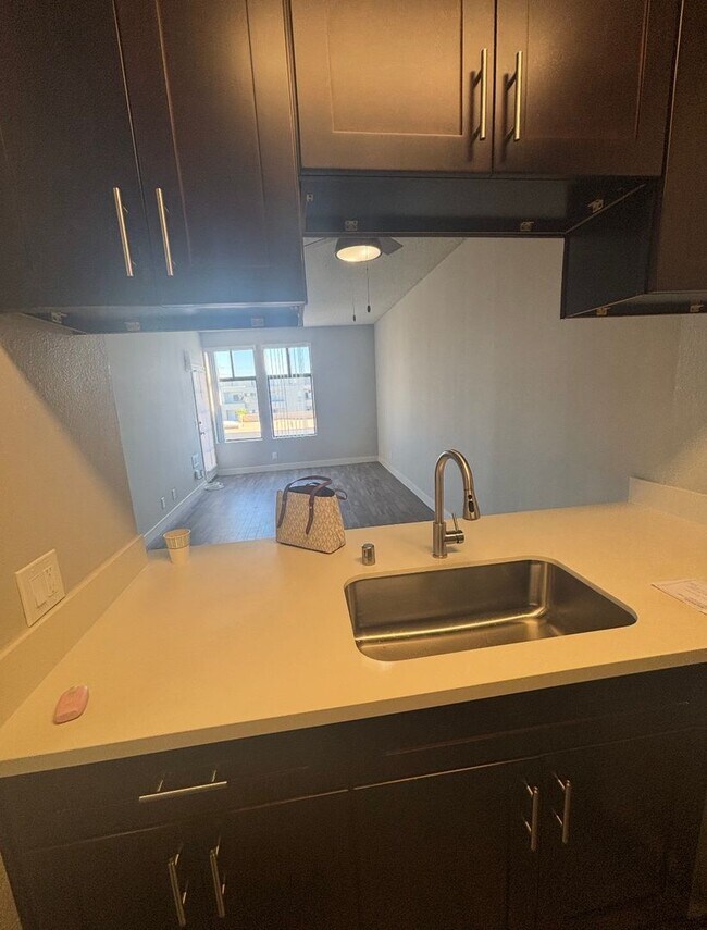 Building Photo - 1 bed 1 bath Apartment. 1st month $1500.00 credit.
