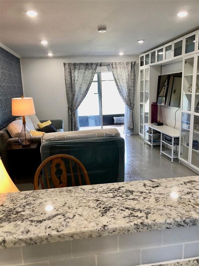 Building Photo - Furnished Annual - Close to Venice Beach!