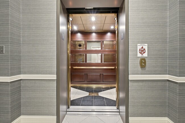 Building Photo - 6600 Seminary Woods Pl