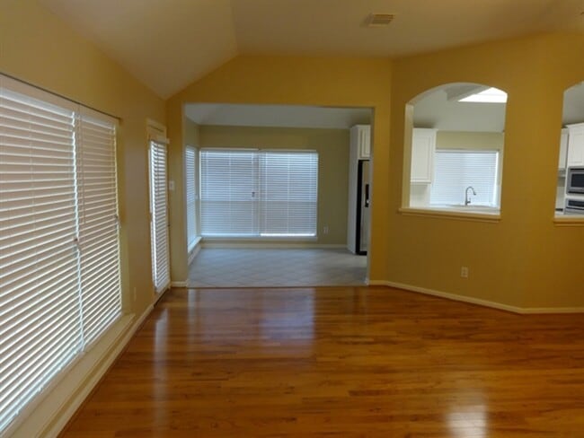 Building Photo - 104 Laguna Pointe Dr