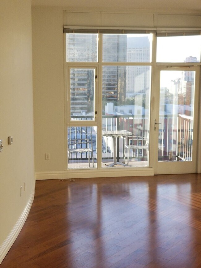 Building Photo - Downtown  1-Bed plus Loft 1bath 1 parking - Steps to Petco Park