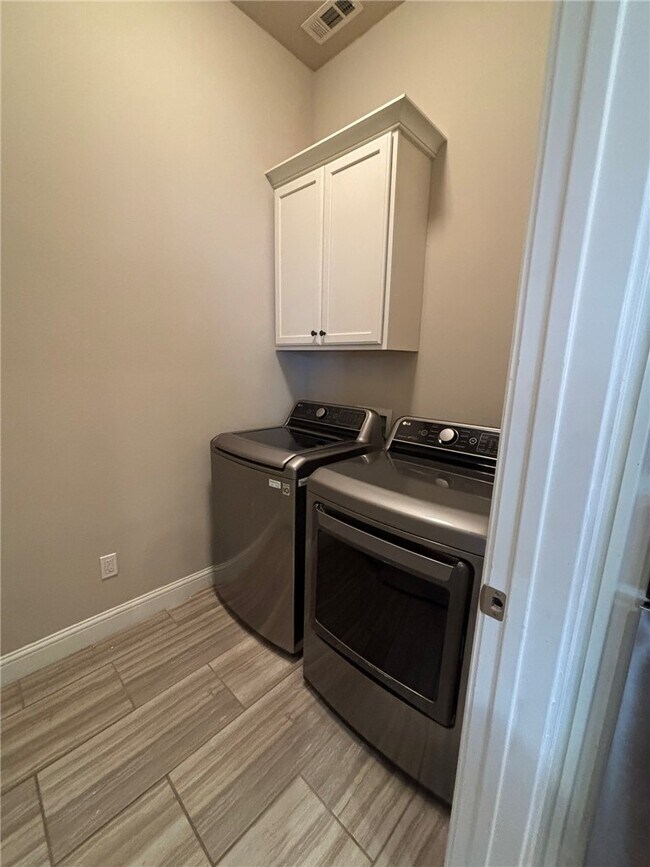 Building Photo - 4612 SW Birmingham St