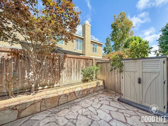 Building Photo - Beautiful 2B/2.5BA Townhouse in Carmel Val...