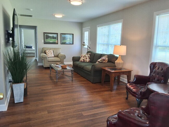 Building Photo - Knoxville 37914 - FULLY FURNISHED! 3 bedroom, 2 bath home - SHORT TERM LEASE AVAILABLE - Contact ...