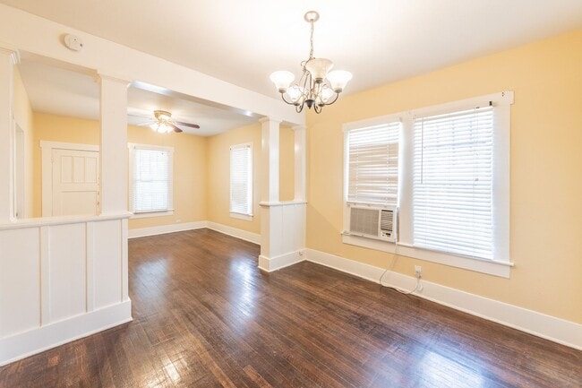 Building Photo - QUAINT 2/1 HOUSE AVAILABLE IN NOW!