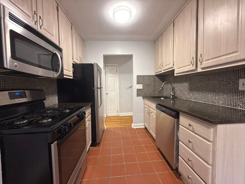 Kitchen - 530 Broad Ave