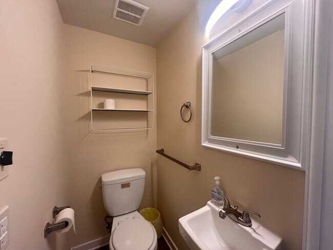 Building Photo - Remodeled Townhome Blocks from Penn State!