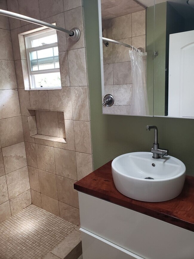 Building Photo - Beautiful Remodeled 3x2 Home in Sunland Pa...