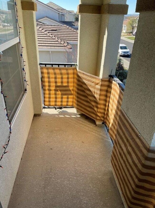 Building Photo - NEWER MODERN HOME BEHIND KAISER VACAVILLE *STAR RENTALS