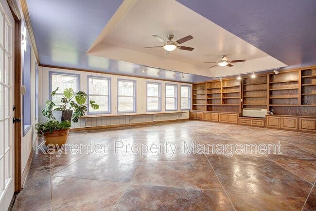 Building Photo - 314 N Lakeside Terrace