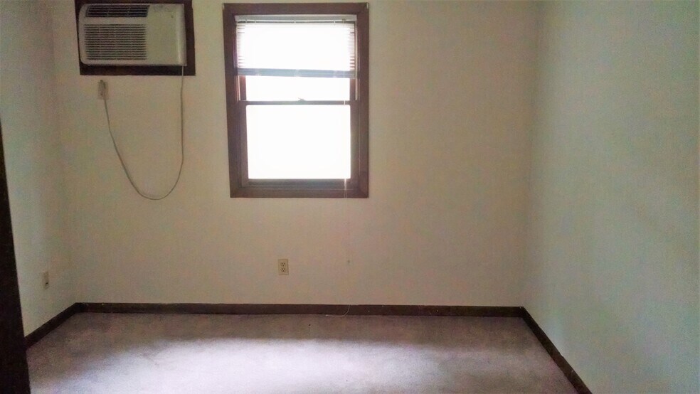 Bedroom and ac - 787 Poquonnock Rd