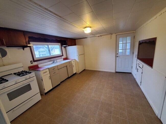 Building Photo - Large 2 Bedroom 2nd Floor Apartment Availa...