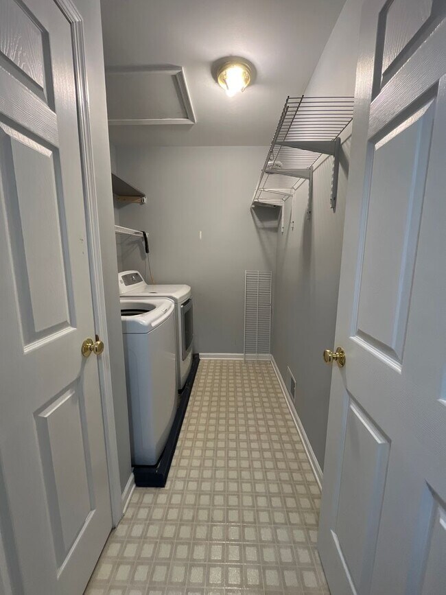 Building Photo - Spacious 3-bedroom, 2.5-bath home in South...