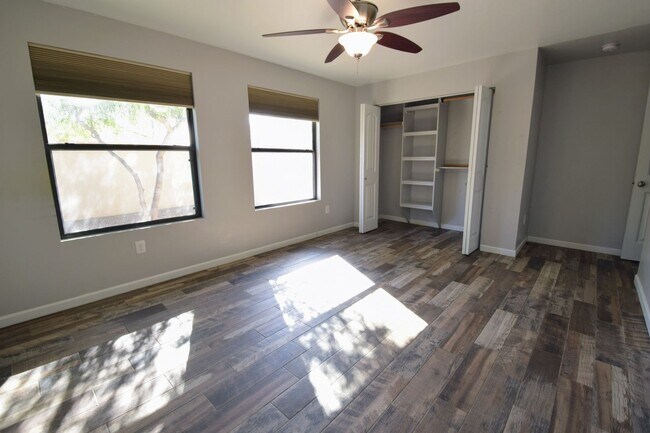 Building Photo - Modern 3 Bed 3 Bath - Less than 1 Mile to University of Arizona