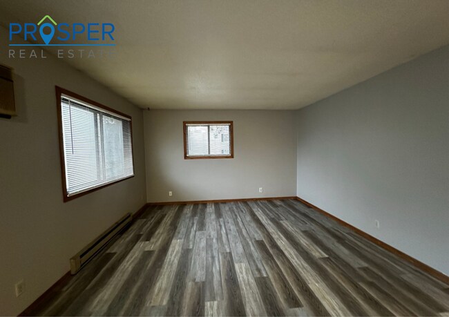 Building Photo - Spacious 3 Bedroom In Quiet Area