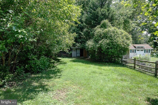 Building Photo - 909 Old Lancaster Rd