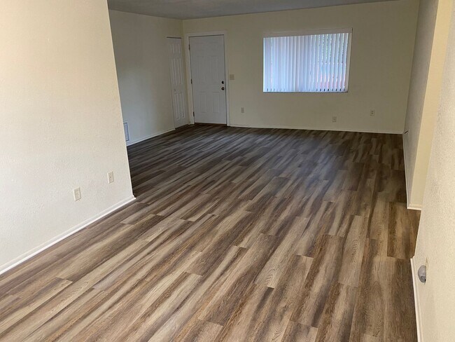 Building Photo - 3/2/2 Deltona available January 5, 2026