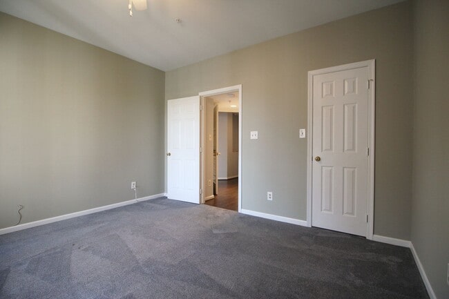 Building Photo - 2/2.5 Bath Condo in Sterling!