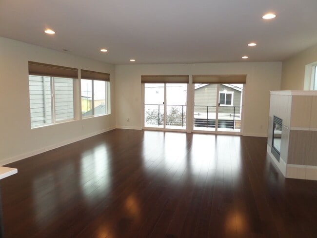 Building Photo - Immaculate and LARGE 4-Bedroom Home in Unb...