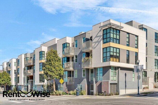 Building Photo - 451 Donahue St