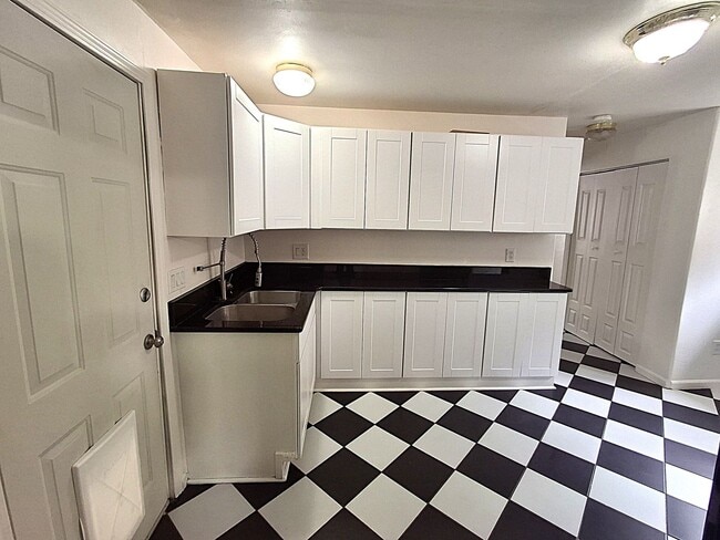 Building Photo - ALL PROSPECTIVE TENANTS MUST SUBMIT A $58 NON-REFUNDABLE APPLICATION FEE PER APPLICANT ONLINE AND...