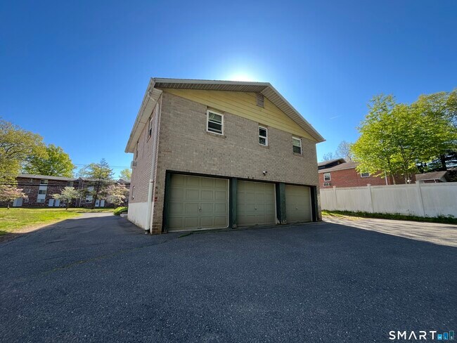 Building Photo - 322 Emmett St