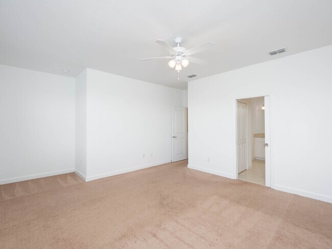 Building Photo - Newer-construction townhome in the highly desirable Lorraine Lakes