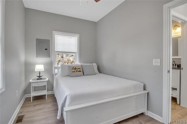 Building Photo - 3197 Elton Rd