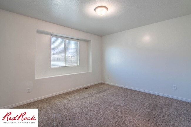 Building Photo - Pet Friendly! Spacious 4 Bedroom Townhome!