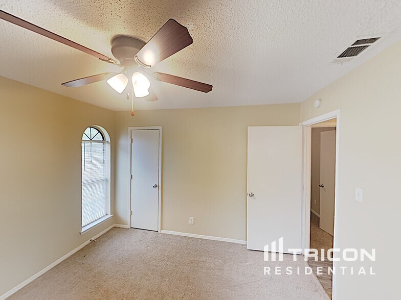 Building Photo - 820 Oak Grove Ln