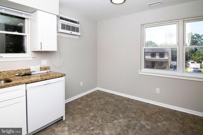 Building Photo - 106 Haines Ave