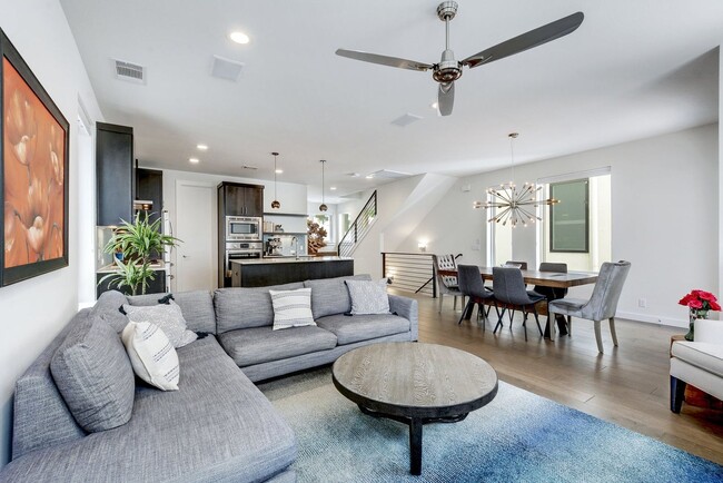 Building Photo - South Austin 3x3.5 Townhome @Bluebonnet Lane