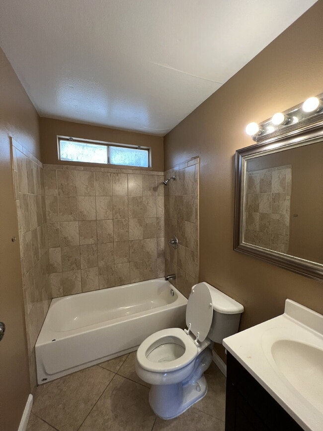 Building Photo - 2 Bedroom | 1 Bathroom | Single Family Home with Garage