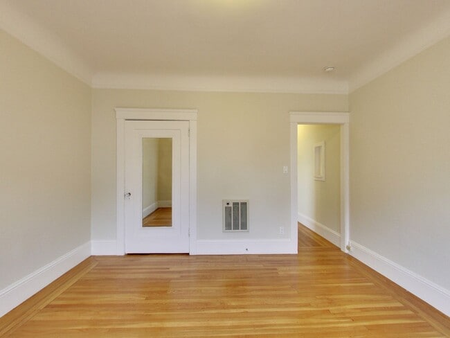 Building Photo - RENOVATED, Top Floor. PARKING Available. L...