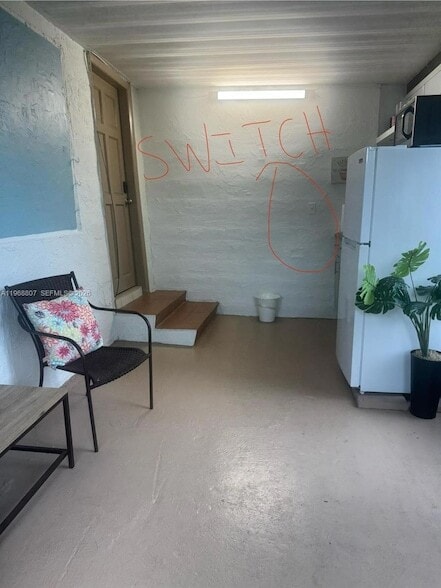 Building Photo - 582 E 18th St