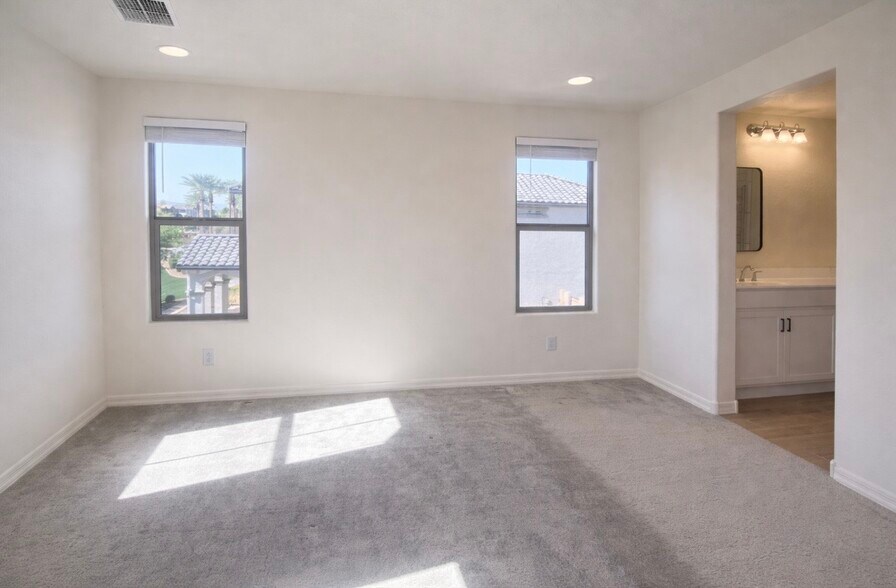 Building Photo - 8337 E Irwin Ave