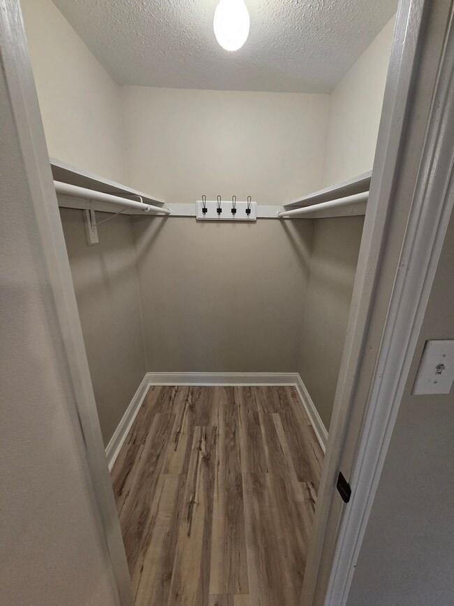 Building Photo - 722 Pear Tree Cir