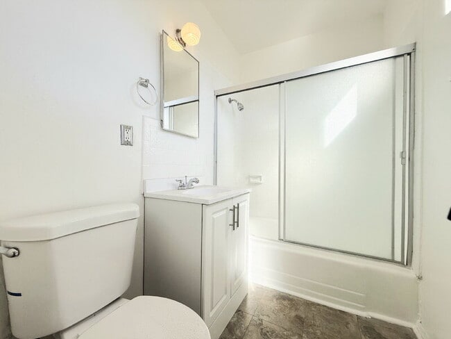 Building Photo - 2442 1/2 Pomeroy Avenue