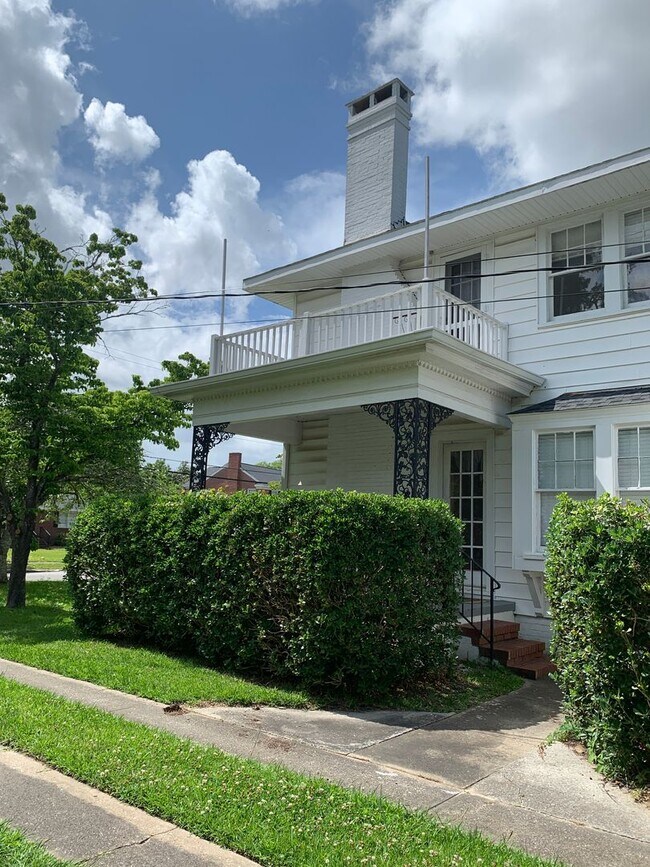 Building Photo - Beautiful Historic 3 Bedroom 2 Bath House on Colonial Drive