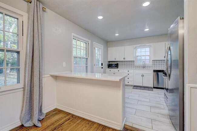 Building Photo - 2433 Gladstone Terrace