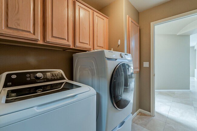 Building Photo - Welcome to your private Oasis!!