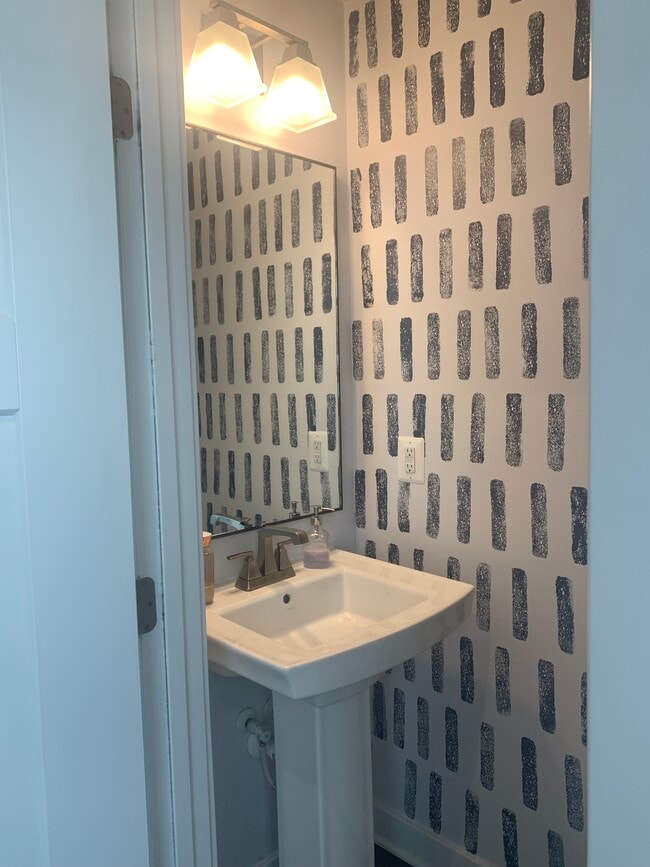 Powder room - 3606 Journal St