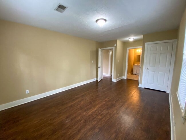 Building Photo - 3 bed, 2 bath near Highland and Spottswood