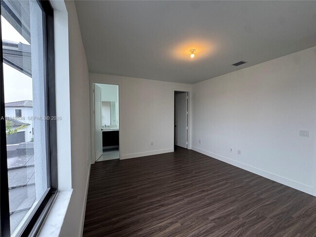 Building Photo - 19670 NE 14th Ct