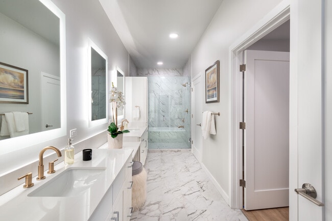 A2 Ensuite - 3111 Sunset