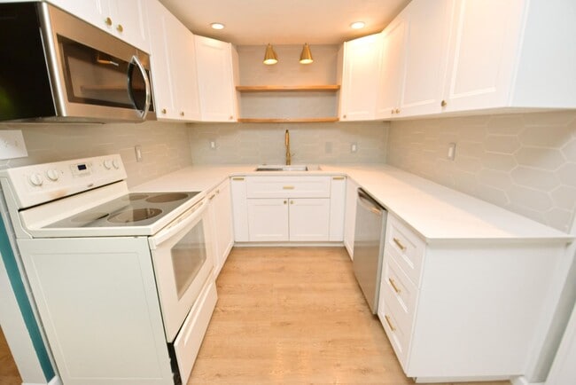 Building Photo - 124 N Holiday Dr