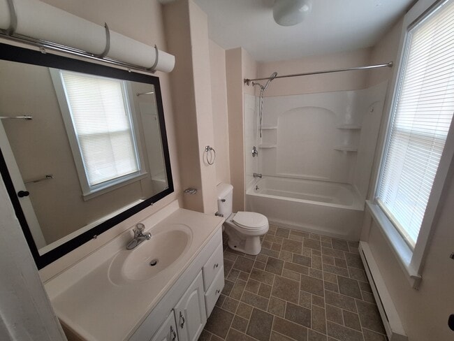 Building Photo - 19 Robinson St