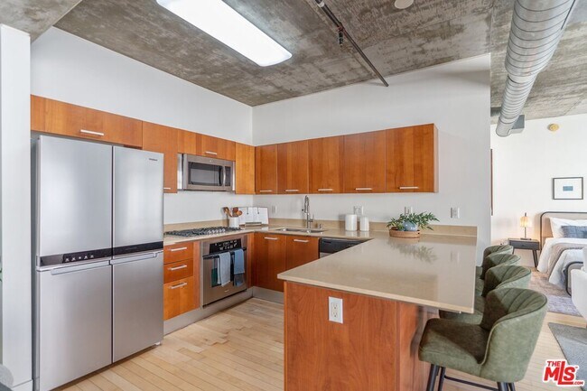 Building Photo - 645 W 9th St